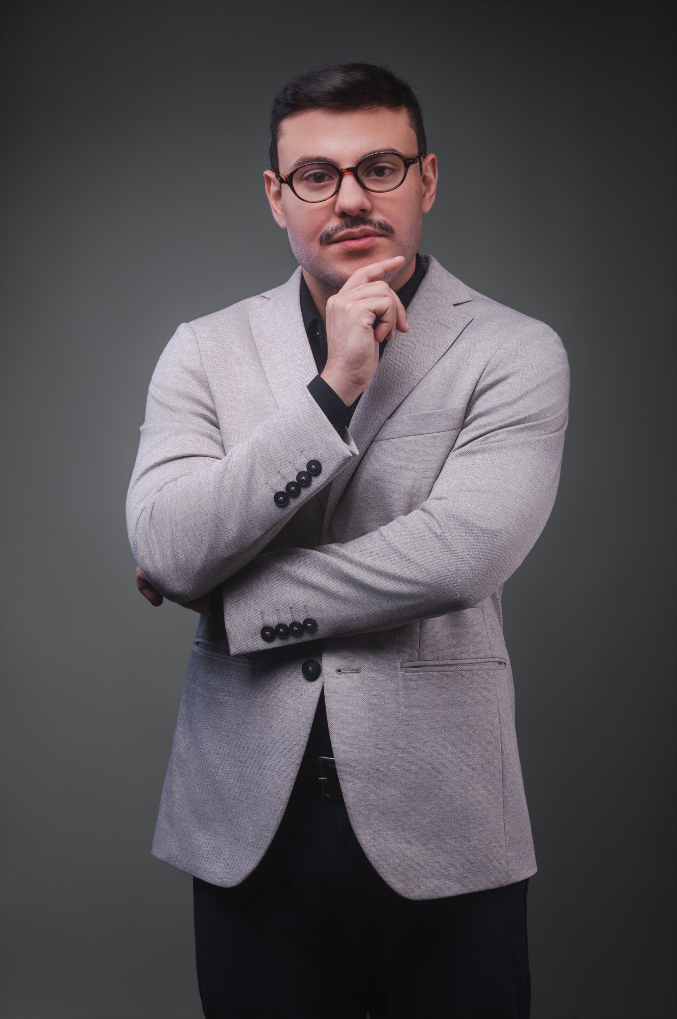 Dr. Marcelo Gurgel em retrato profissional com blazer cinza
