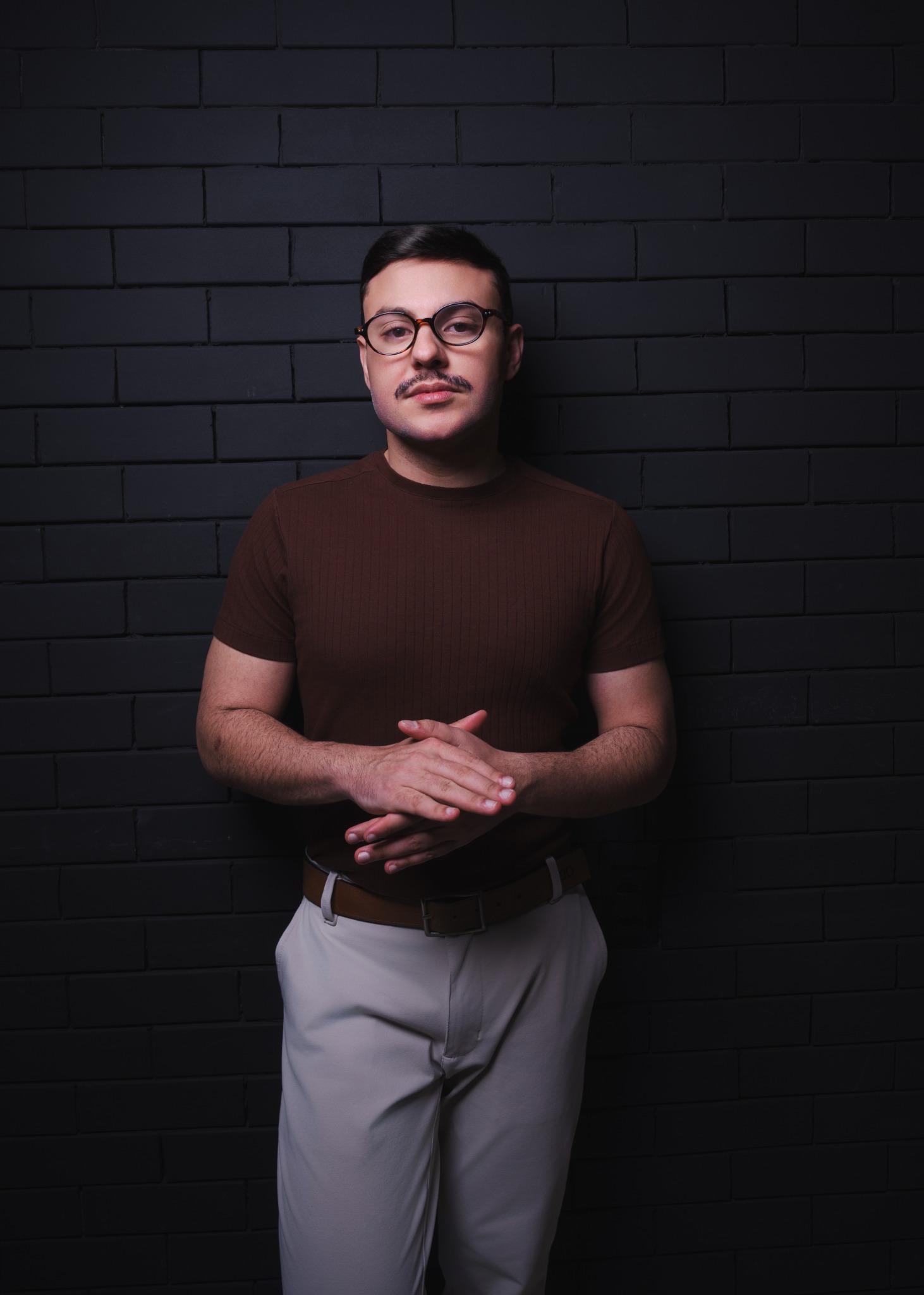 Dr. Marcelo Gurgel em retrato profissional com fundo neutro escuro