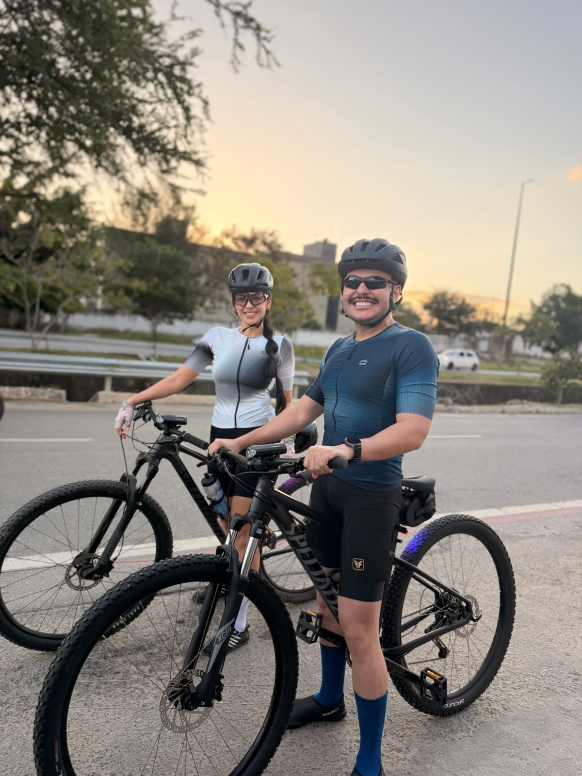 Dr. Marcelo Gurgel praticando ciclismo ao ar livre